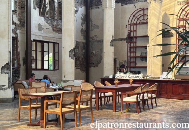Cleave Coffee Kafe Kastil Unik dengan Lapangan Padel