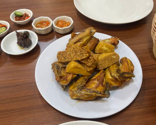 Ayam Goreng Gurih dan Renyah Dekat Malioboro